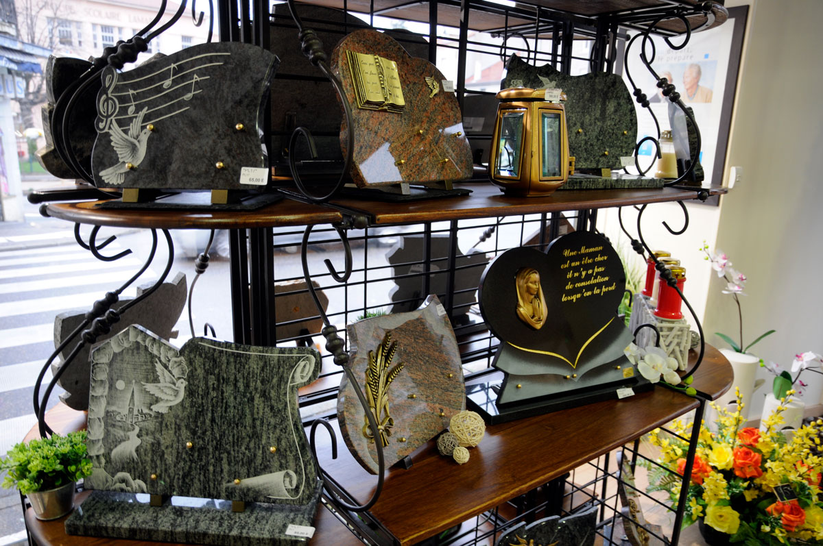 Les plaques funéraires